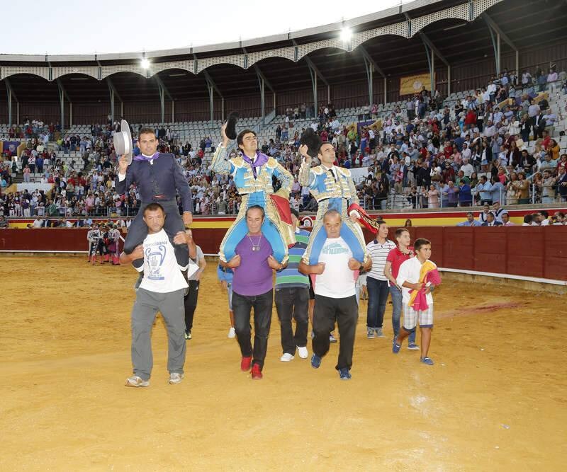 La Plaza de Campos Góticos albergó en las gradas a caras conocidas del mundo de la política, la comunicación y el vino