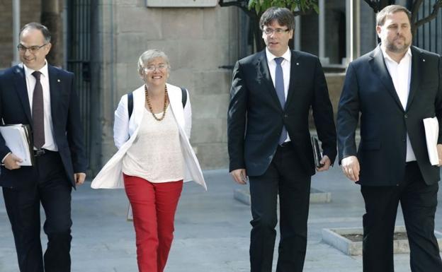 La consellera de Educación, Clara Ponsati, en el centro de la imagen junto a Puigdemont.