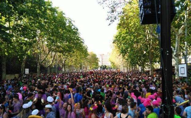 Aspecto de la Acera de Recoletos en los instantes previos al Desfile de Peñas.