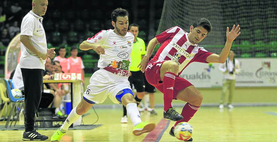 Javi Alonso pelea por un balón en el encuentro de presentación disputado ayer ante el Kairat Almaty en el Pabellón Pedro Delgado de Segovia.