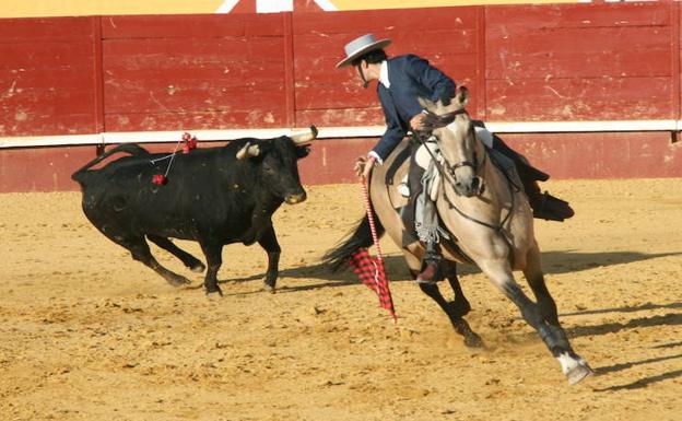 El rejoneador Mario Pérez Langa, durante la faena.