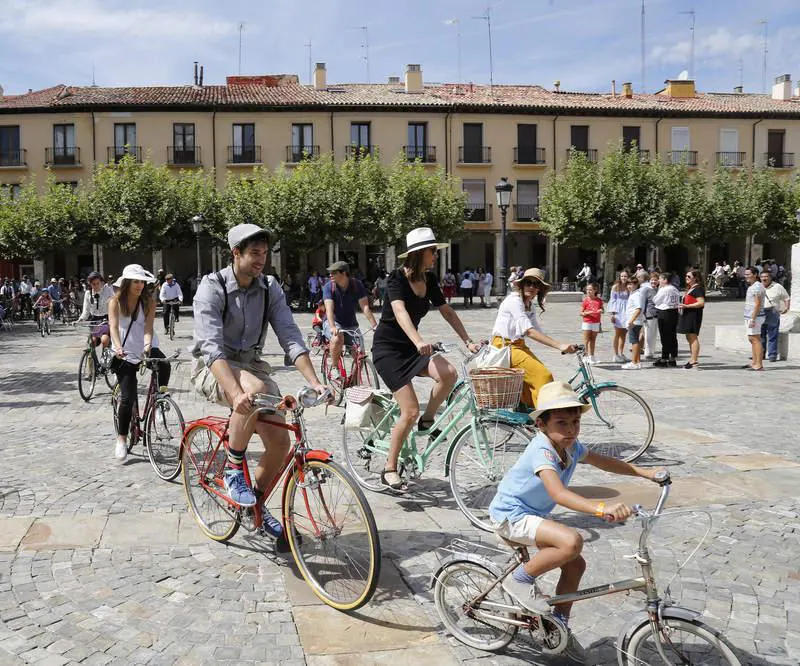 Bicicletas clásicas en la Plaza Mayor de Palencia con motivo de las fiestas de San Antolín