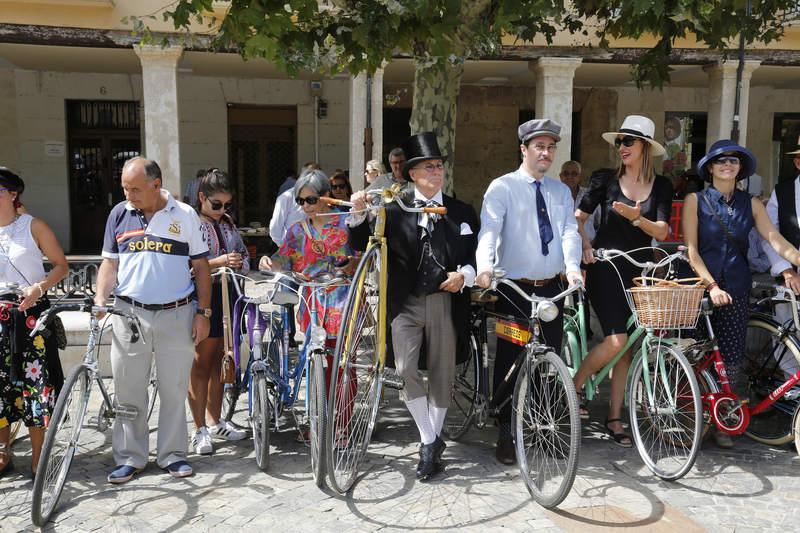 Bicicletas clásicas en la Plaza Mayor de Palencia con motivo de las fiestas de San Antolín