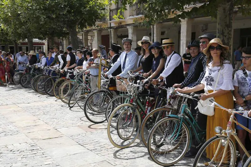 Bicicletas clásicas en la Plaza Mayor de Palencia con motivo de las fiestas de San Antolín