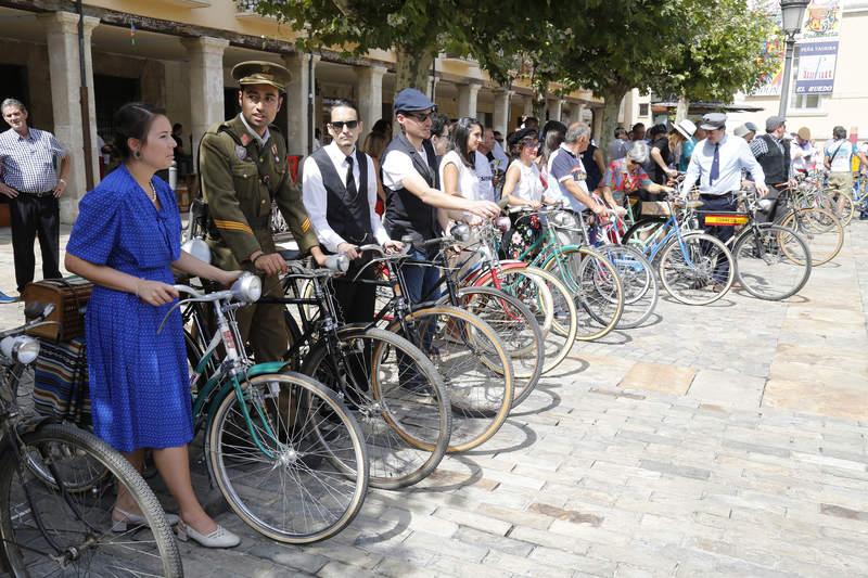 Bicicletas clásicas en la Plaza Mayor de Palencia con motivo de las fiestas de San Antolín