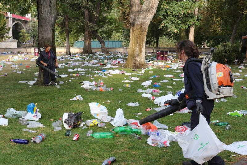 Limpieza de los restos del botellón de Las Moreras