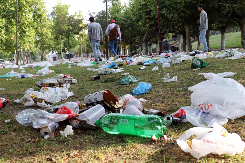 Limpieza de los restos del botellón de Las Moreras