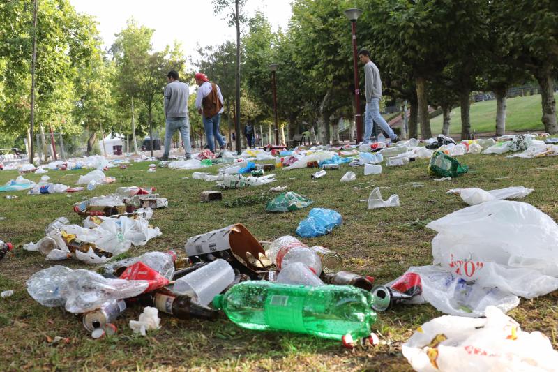 Limpieza de los restos del botellón de Las Moreras