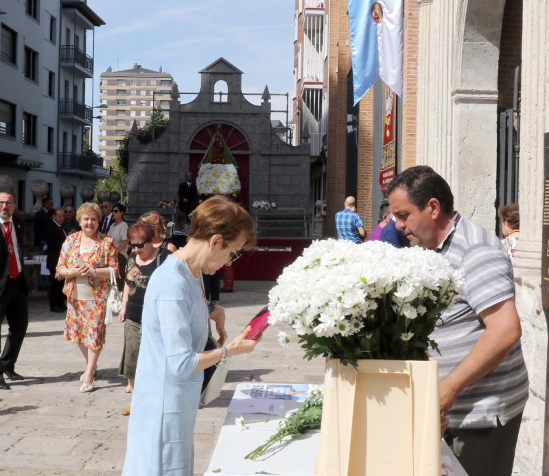 Ofrenda floral a la Virgen de San Lorenzo