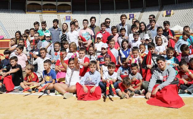 Los pequeños participantes en las actividades propuestas por la Fundación Víctor Barrio, ayer, junto a los toreros sobre el albero de Campos Góticos.