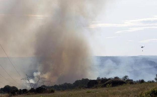 El nuevo incendio forestal en el municipio zamorano de Fermoselle corta una línea de alta tensión.