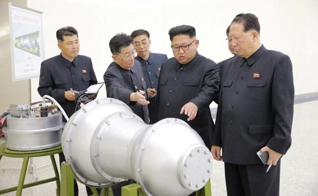 Kim Jong-un inspecciona un prototipo armamentístico.