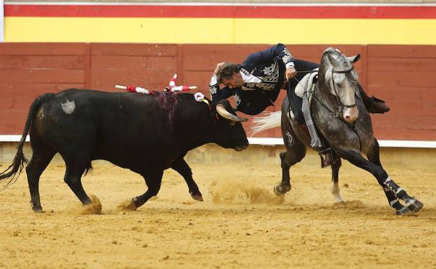 Pablo Hermoso hace lo que quiere delante de un toro.