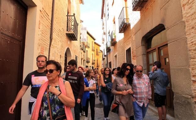Participantes en la visita guiada, en la calle Judería Vieja.