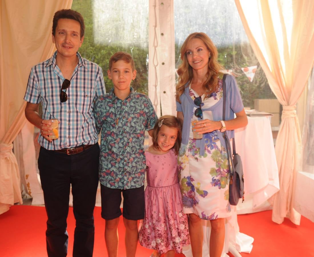 Los doctores Daniel de Luis y Rocío Aller con sus hijos Alejandro y Cristina.