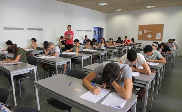 Alumnos de 2º de Bachillerato afrontan el examen de la EBAU en Segovia.