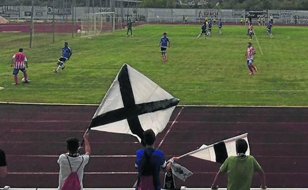 Seguidores del CFSalmantino UDS se desplazaron hasta Bembibre para ver ganar a su equipo. :