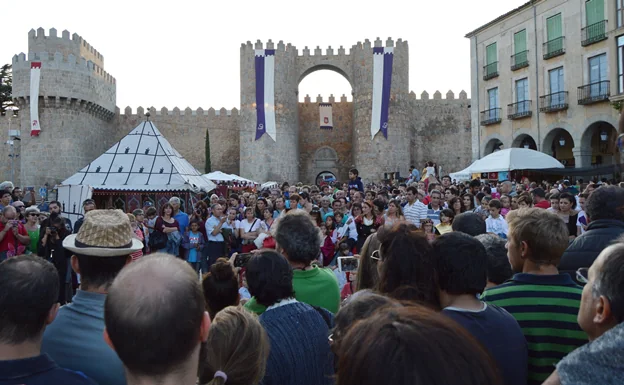 Actuación de cetrería en la Plaza de Santa Teresa durante la celebración del Mercado Medieval.