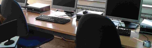 Varios puestos de estudio para los alumnos del Centro de F. P. Edén. 