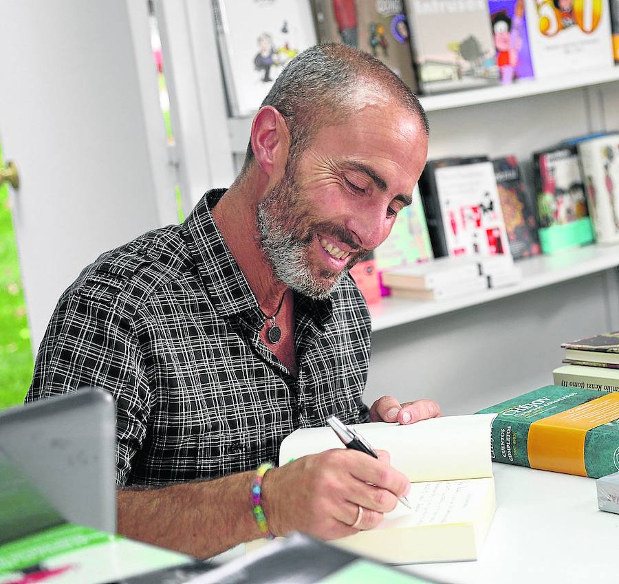Julio López, durante la firma de ejemplares de su libro en la caseta de la librería Ateneo, estas pasadas fiestas. 