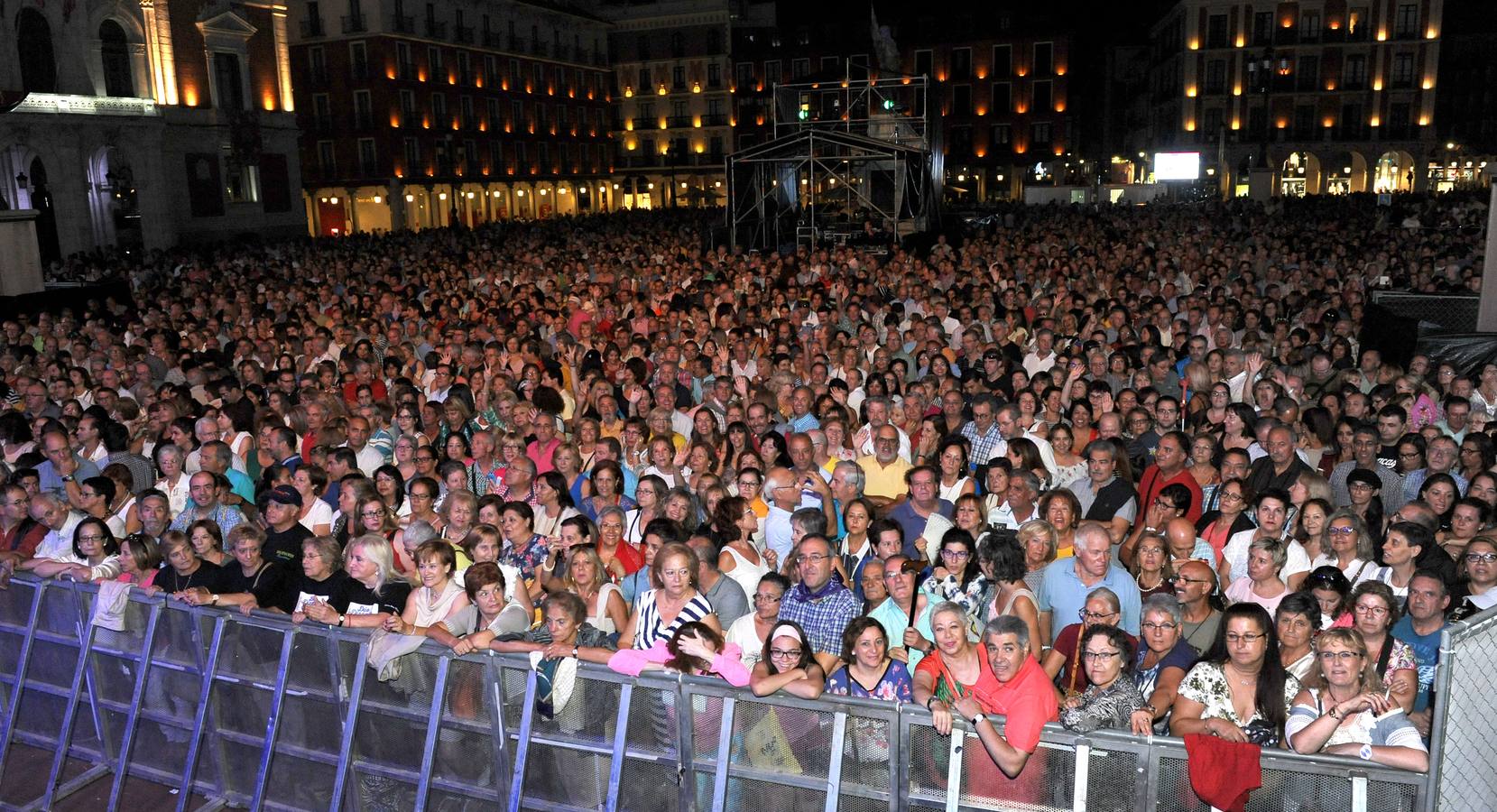 Manolo y Ramón bromeraron con el público de la Plaza Mayor que acudió para disfrutar de los grandes éxitos de su carrera