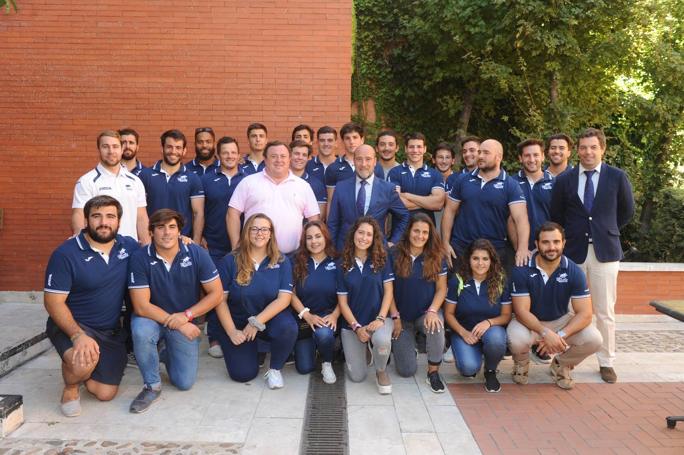 Plantillas –masculina y femenina–, entrenadores y directiva del equipo de rugby VRAC Quesos Entrepinares no faltaron al vermú de la caseta de El Norte de Castilla, que se celebra en el patio del Hotel Meliá Recoletos durante la semana de ferias.