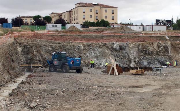 Máquinas y operarios trabajando en la parcela.