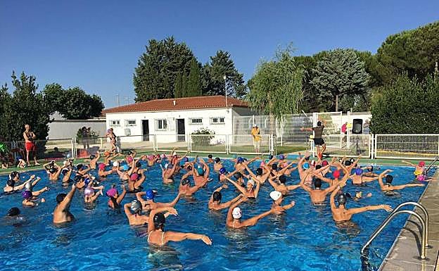 Participantes en la piscina de Cascón de la Nava. 