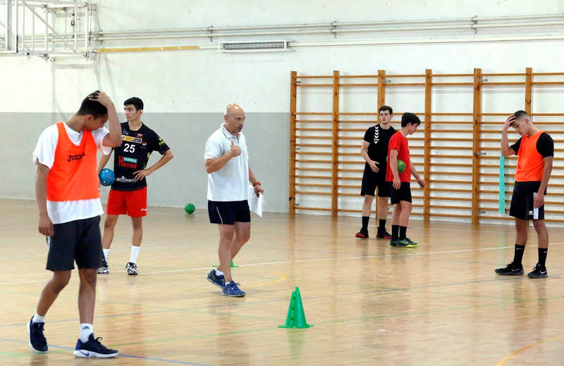 Ochenta jugadores y ocho técnicos preparan el Campeonato de España en las instalaciones del pabellón Diego Cosgaya y del Campo de la Juventud