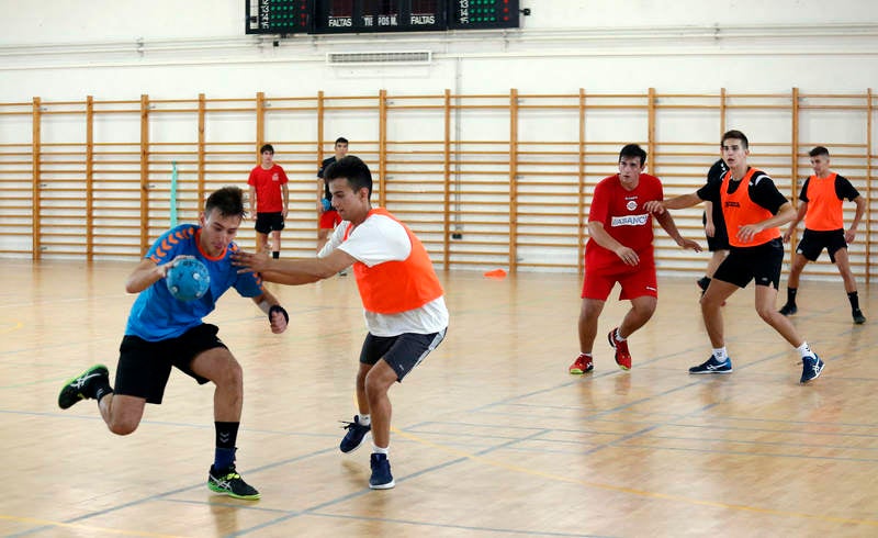 Ochenta jugadores y ocho técnicos preparan el Campeonato de España en las instalaciones del pabellón Diego Cosgaya y del Campo de la Juventud