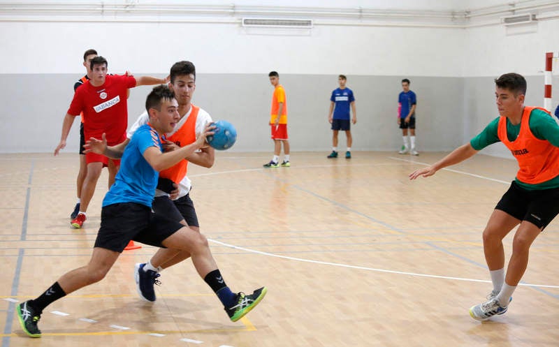 Ochenta jugadores y ocho técnicos preparan el Campeonato de España en las instalaciones del pabellón Diego Cosgaya y del Campo de la Juventud