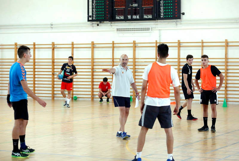 Ochenta jugadores y ocho técnicos preparan el Campeonato de España en las instalaciones del pabellón Diego Cosgaya y del Campo de la Juventud