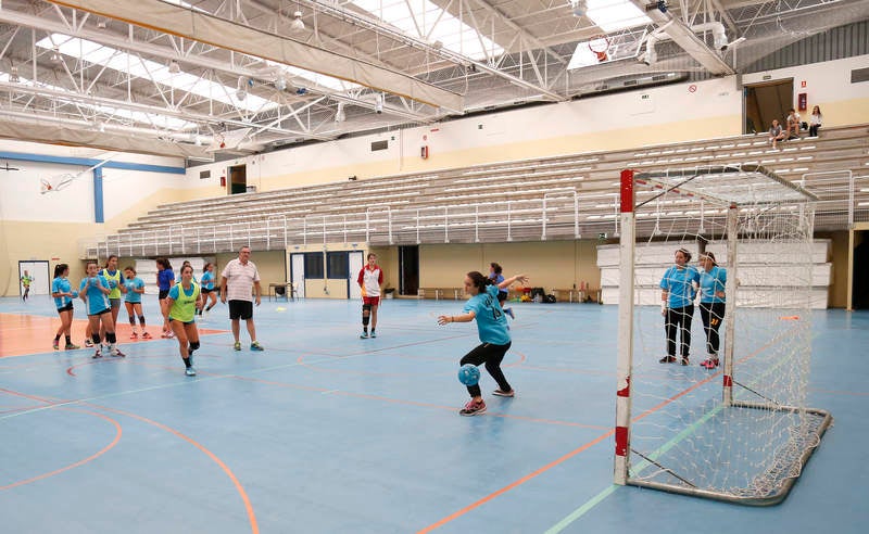 Ochenta jugadores y ocho técnicos preparan el Campeonato de España en las instalaciones del pabellón Diego Cosgaya y del Campo de la Juventud