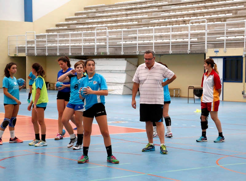 Ochenta jugadores y ocho técnicos preparan el Campeonato de España en las instalaciones del pabellón Diego Cosgaya y del Campo de la Juventud