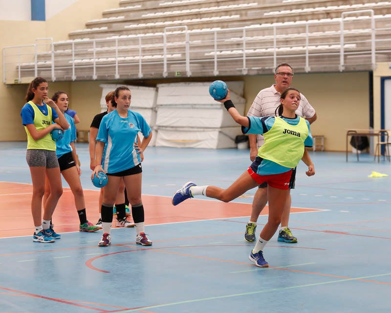 Ochenta jugadores y ocho técnicos preparan el Campeonato de España en las instalaciones del pabellón Diego Cosgaya y del Campo de la Juventud