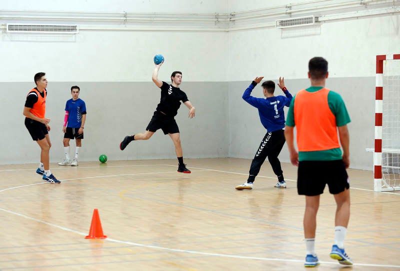 Ochenta jugadores y ocho técnicos preparan el Campeonato de España en las instalaciones del pabellón Diego Cosgaya y del Campo de la Juventud