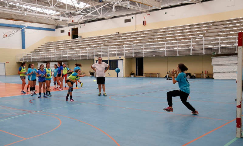 Ochenta jugadores y ocho técnicos preparan el Campeonato de España en las instalaciones del pabellón Diego Cosgaya y del Campo de la Juventud