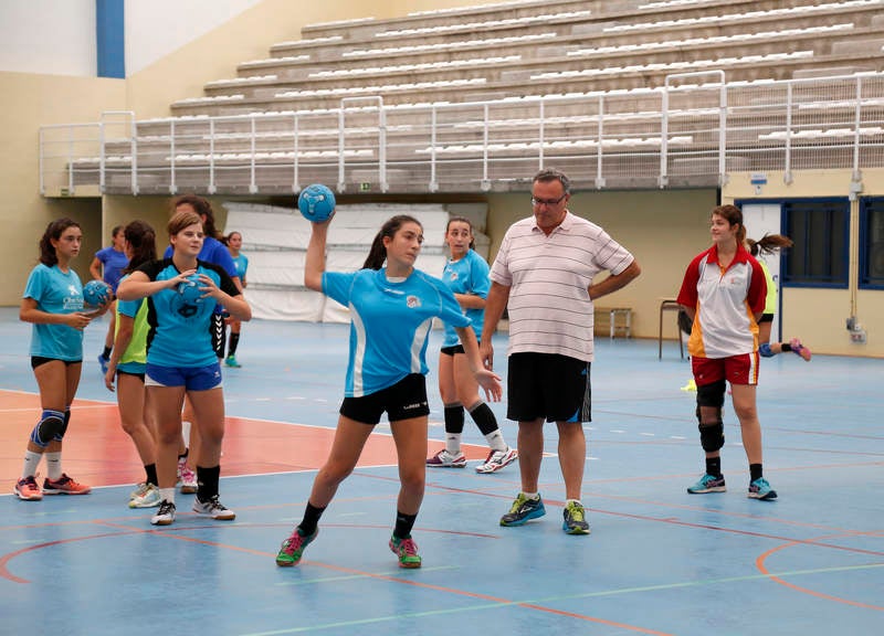 Ochenta jugadores y ocho técnicos preparan el Campeonato de España en las instalaciones del pabellón Diego Cosgaya y del Campo de la Juventud
