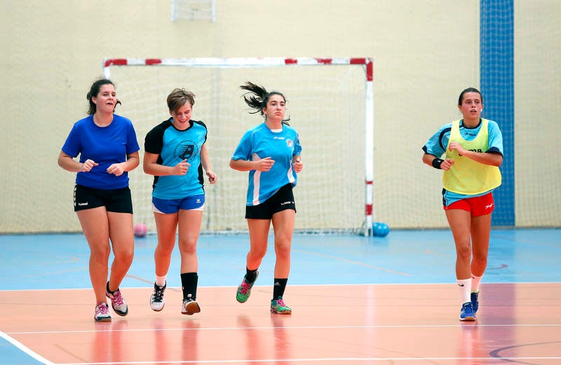 Ochenta jugadores y ocho técnicos preparan el Campeonato de España en las instalaciones del pabellón Diego Cosgaya y del Campo de la Juventud