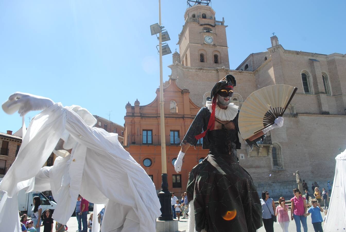 El público familiar disfrutó con la gran diva de falda gigante que recorrió las principales calles del casco histórico