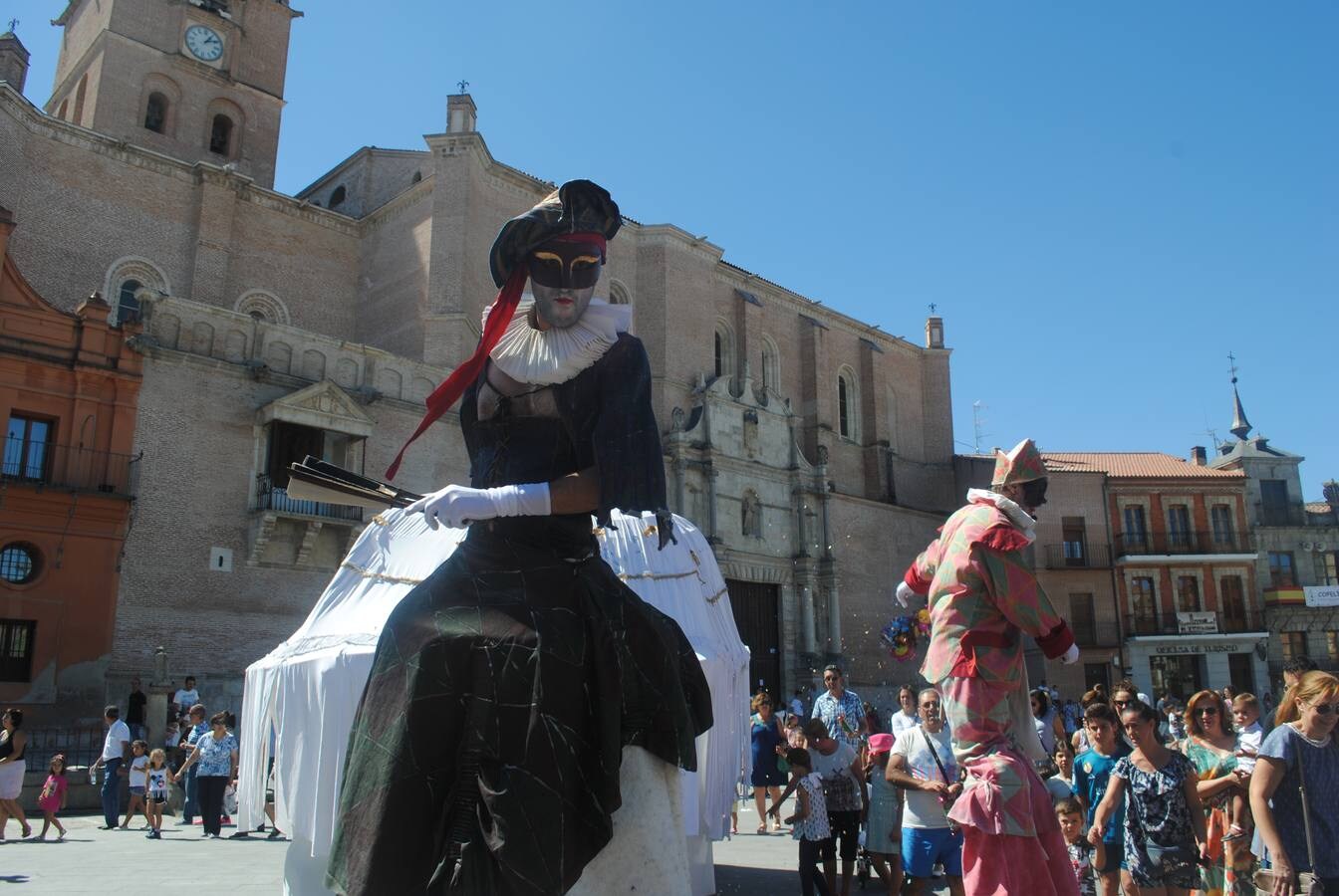 El público familiar disfrutó con la gran diva de falda gigante que recorrió las principales calles del casco histórico