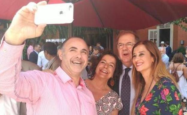 Tres invitados se hacen un selfie con Juan Vicente Herrera, presidente de la Junta de Castilla y León.