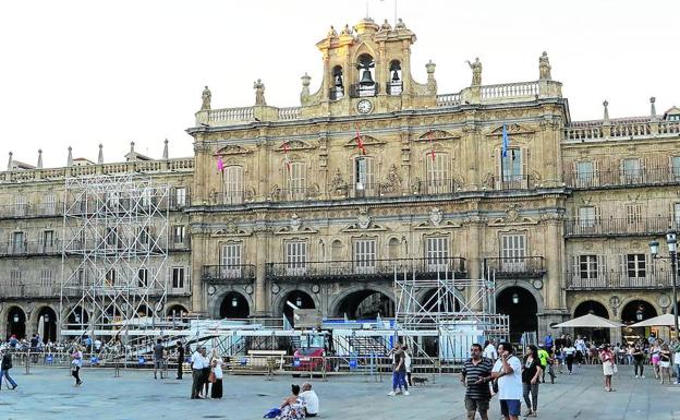 Preparativos del escenario que acogerá los conciertos de las Ferias y Fiestas en la Plaza Mayor.