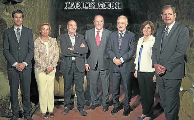 Carlos Moro (centro), con el presidente de La Rioja, José Ignacio Ceniceros (drcha.), y otros representantes del Ejecutivo riojano.