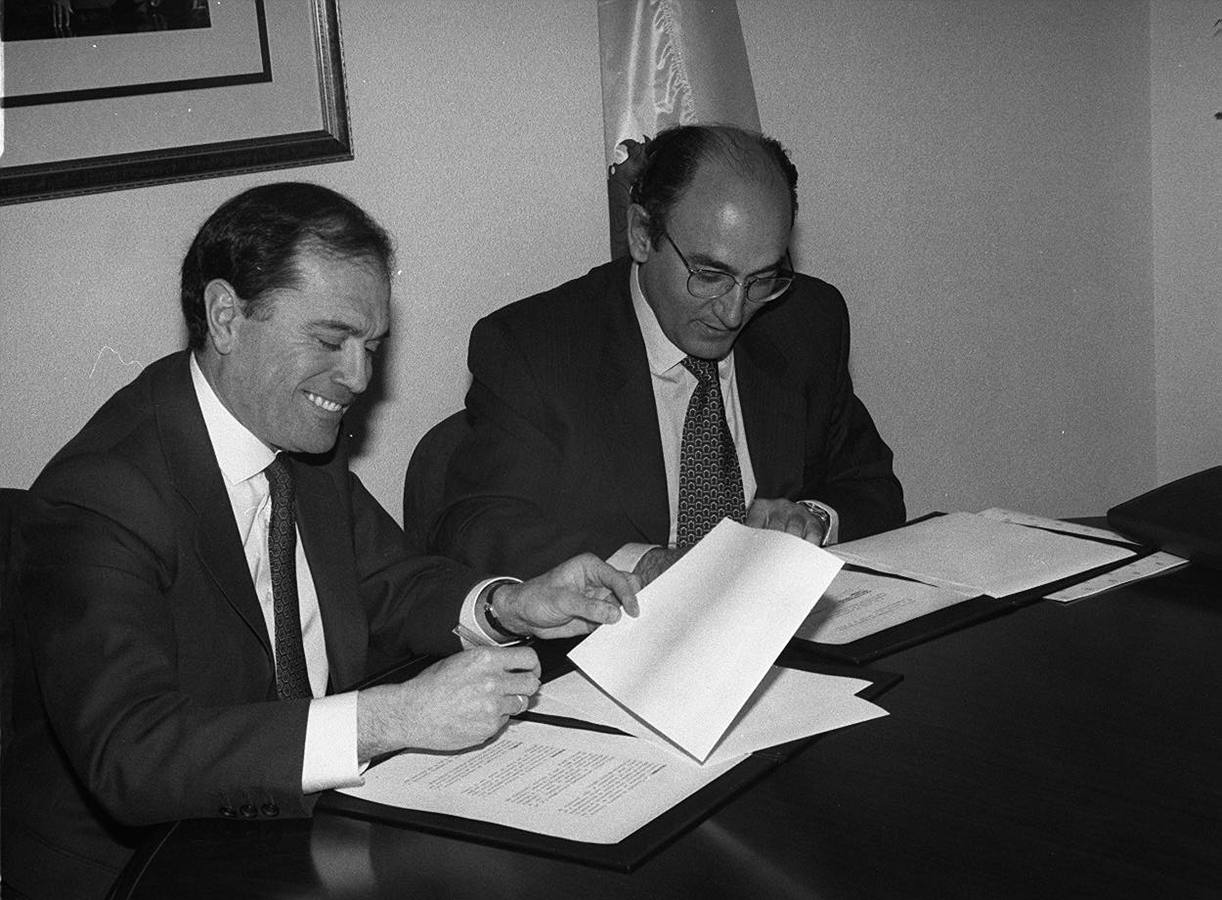 14.03.97 Con José Ignacio Sánchez Galán en la firma del protocolo entre la JUnta y Airtel para la instalación de la empresa en Boecillo.