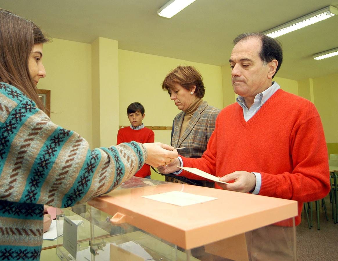 25.05.03 Tomás Villanueva ejerce su derecho al voto.
