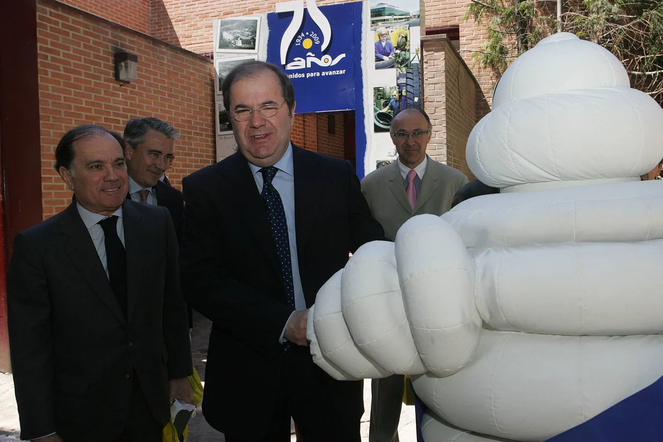 01.06.09 Tomás Villanueva, consejero de Economía, y Juan Vicente Herrera, presidente de la Junta, durante la visita a la factoria Michelin con motivo del 75 aniversario de esta firma en España. 