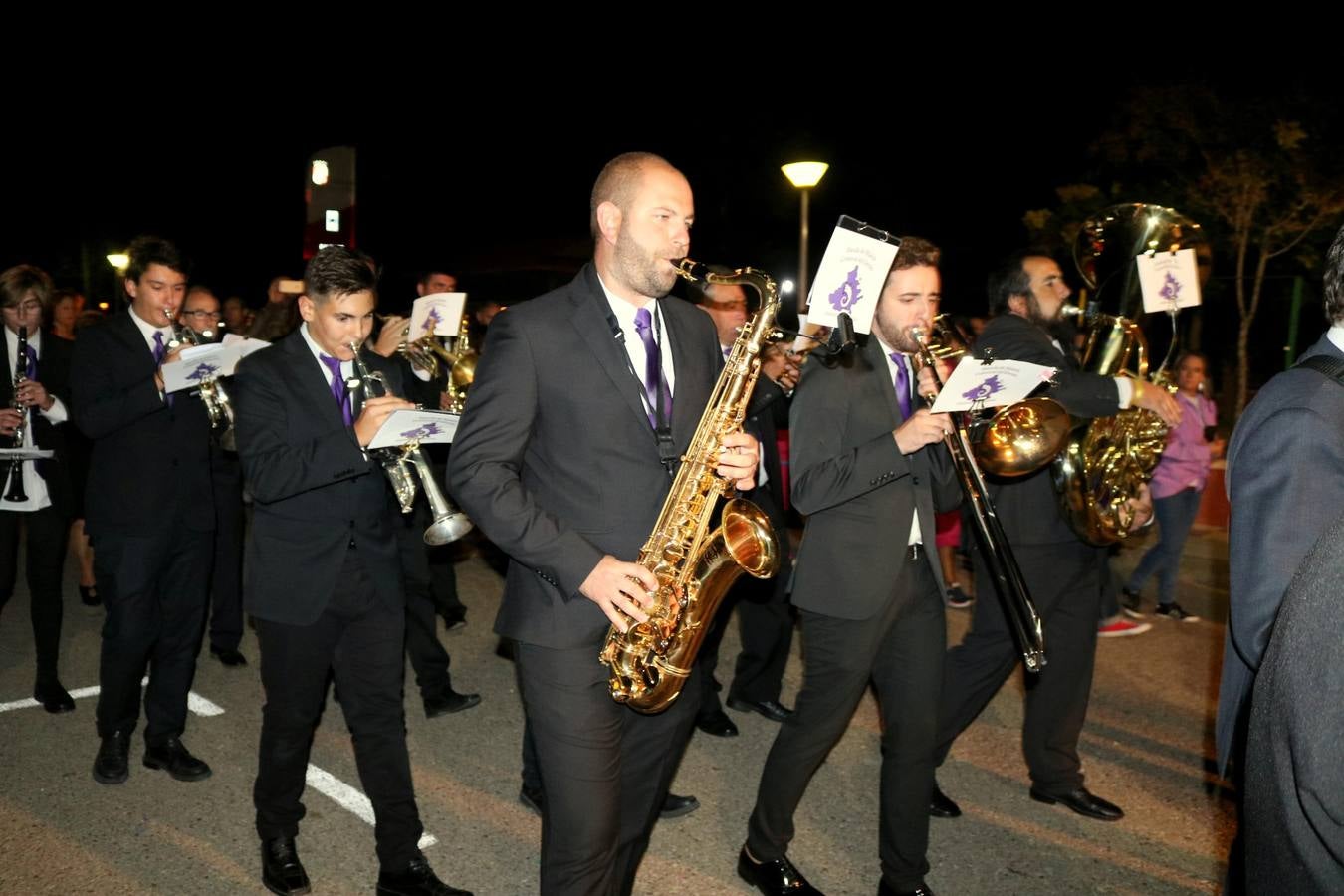 Los actos oficiales comenzaron la noche del miércoles con un vistoso desfile de carrozas por las principales calles de la localidad