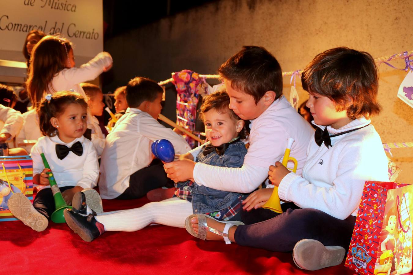 Los actos oficiales comenzaron la noche del miércoles con un vistoso desfile de carrozas por las principales calles de la localidad