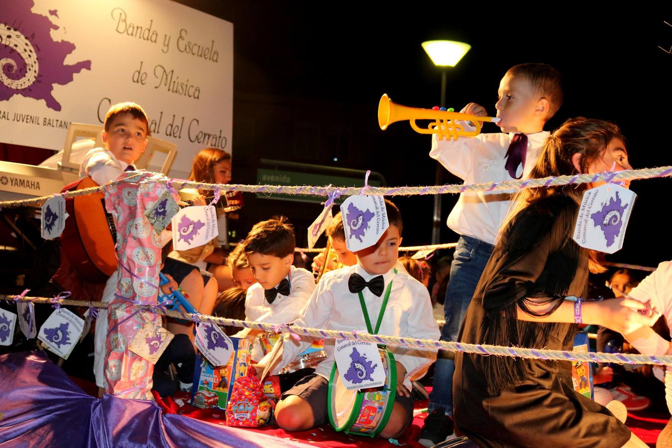 Los actos oficiales comenzaron la noche del miércoles con un vistoso desfile de carrozas por las principales calles de la localidad